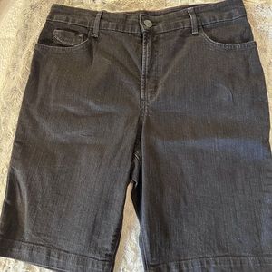 Gloria Vanderbilt Signature Black Shorts Sz 16